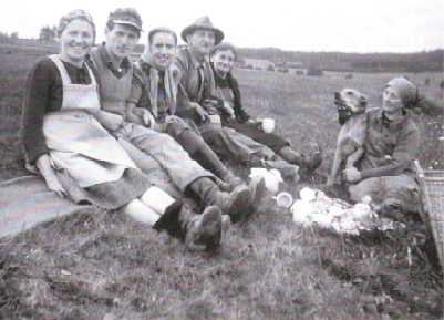Bild: Kaffeepause beim Erdäpfelgraben. Aufnahme aus dem Jahr 1946 (Foto: Familienbesitz Oskar Hertel, Niederlamitz) Bild: Kaffeepause beim Erdäpfelgraben. Aufnahme aus dem Jahr 1946 (Foto: Familienbesitz Oskar Hertel, Niederlamitz)